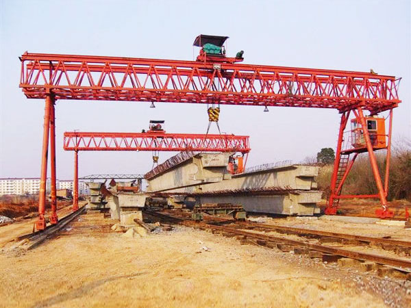 路橋起重機(提梁機)